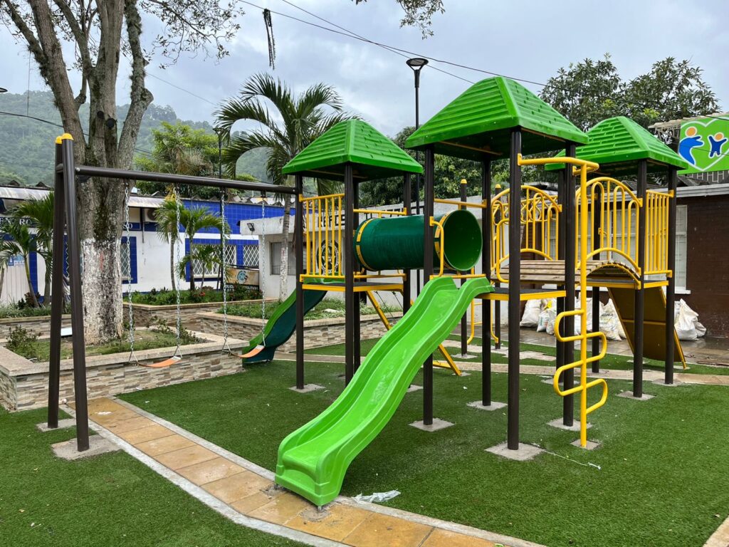 los parques infantiles y los gimnasios biosaludables son ideales porque le cambian la vida a las personas ya que  el ejercicio se hace mas por salud ,  diversion y recreacion.